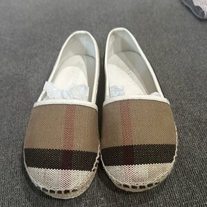Burberry girl shoes size 27